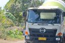 Terlihat truk molen milik perusahaan Ready Mix melintas di Jalan Raya Selong Belanak, Kecamatan Praya Barat, Lombok Tengah, yang mengalami kerusakan parah dan berlubang diduga akibat aktivitas kendaraan bertonase berat secara terus-menerus