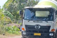 Terlihat truk molen milik perusahaan Ready Mix melintas di Jalan Raya Selong Belanak, Kecamatan Praya Barat, Lombok Tengah, yang mengalami kerusakan parah dan berlubang diduga akibat aktivitas kendaraan bertonase berat secara terus-menerus