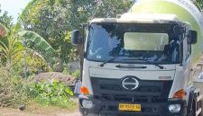 Terlihat truk molen milik perusahaan Ready Mix melintas di Jalan Raya Selong Belanak, Kecamatan Praya Barat, Lombok Tengah, yang mengalami kerusakan parah dan berlubang diduga akibat aktivitas kendaraan bertonase berat secara terus-menerus