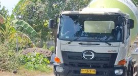 Terlihat truk molen milik perusahaan Ready Mix melintas di Jalan Raya Selong Belanak, Kecamatan Praya Barat, Lombok Tengah, yang mengalami kerusakan parah dan berlubang diduga akibat aktivitas kendaraan bertonase berat secara terus-menerus
