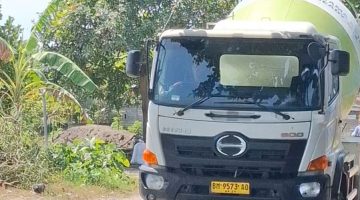 Terlihat truk molen milik perusahaan Ready Mix melintas di Jalan Raya Selong Belanak, Kecamatan Praya Barat, Lombok Tengah, yang mengalami kerusakan parah dan berlubang diduga akibat aktivitas kendaraan bertonase berat secara terus-menerus