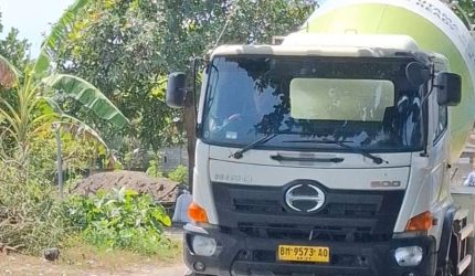 Truk molen Ready Mix melintas di jalan rusak Selong Belanak Lombok Tengah diduga akibat over tonase kendaraan berat