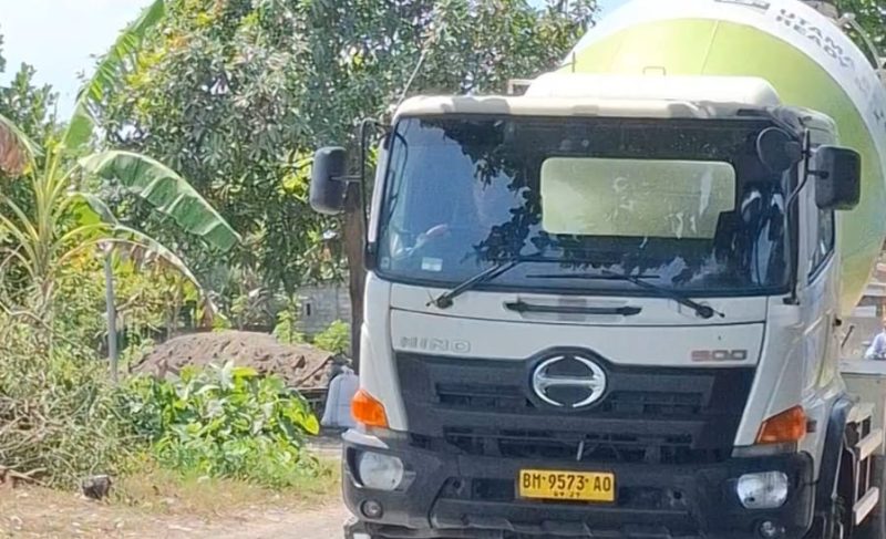 Terlihat truk molen milik perusahaan Ready Mix melintas di Jalan Raya Selong Belanak, Kecamatan Praya Barat, Lombok Tengah, yang mengalami kerusakan parah dan berlubang diduga akibat aktivitas kendaraan bertonase berat secara terus-menerus