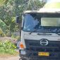 Terlihat truk molen milik perusahaan Ready Mix melintas di Jalan Raya Selong Belanak, Kecamatan Praya Barat, Lombok Tengah, yang mengalami kerusakan parah dan berlubang diduga akibat aktivitas kendaraan bertonase berat secara terus-menerus