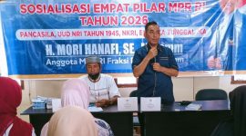 Anggota DPR RI Mori Hanafi saat memberikan materi Sosialisasi 4 Pilar Kebangsaan kepada komunitas perempuan dan ibu-ibu di Kota Bima pada 31 Maret 2026.