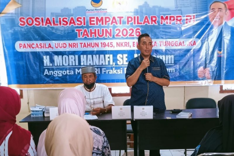 Anggota DPR RI Mori Hanafi saat memberikan materi Sosialisasi 4 Pilar Kebangsaan kepada komunitas perempuan dan ibu-ibu di Kota Bima pada 31 Maret 2026.