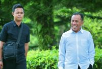 Terlihat Bupati Bima Ady Mahyudi bersama ajudannya, Brigpol Anhar Ajudan Bupati tersebut menjadi sorotan setelah dilaporkan oleh istrinya terkait dugaan penelantaran rumah tangga dan telah menjalani sidang disiplin internal di Polres Bima Kota.