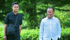 Terlihat Bupati Bima Ady Mahyudi bersama ajudannya, Brigpol Anhar Ajudan Bupati tersebut menjadi sorotan setelah dilaporkan oleh istrinya terkait dugaan penelantaran rumah tangga dan telah menjalani sidang disiplin internal di Polres Bima Kota.