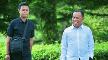 Terlihat Bupati Bima Ady Mahyudi bersama ajudannya, Brigpol Anhar Ajudan Bupati tersebut menjadi sorotan setelah dilaporkan oleh istrinya terkait dugaan penelantaran rumah tangga dan telah menjalani sidang disiplin internal di Polres Bima Kota.