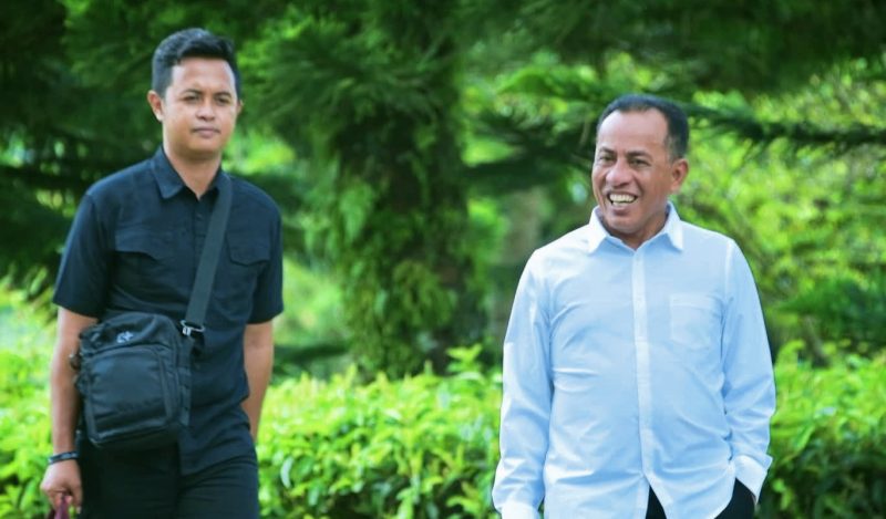 Terlihat Bupati Bima Ady Mahyudi bersama ajudannya, Brigpol Anhar Ajudan Bupati tersebut menjadi sorotan setelah dilaporkan oleh istrinya terkait dugaan penelantaran rumah tangga dan telah menjalani sidang disiplin internal di Polres Bima Kota.