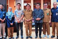 Terlihat jajaran KPU Provinsi NTB bersama Kepala Dinas Dikpora NTB Syamsul Hadi saat melakukan pertemuan koordinasi di Mataram. Pertemuan tersebut membahas kolaborasi pendidikan pemilih, pembentukan kelas demokrasi di sekolah, penguatan data pemilih pemula, serta dukungan verifikasi ijazah dalam tahapan kepemiluan.