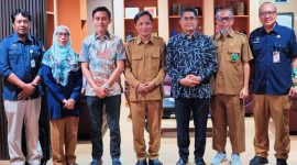 Terlihat jajaran KPU Provinsi NTB bersama Kepala Dinas Dikpora NTB Syamsul Hadi saat melakukan pertemuan koordinasi di Mataram. Pertemuan tersebut membahas kolaborasi pendidikan pemilih, pembentukan kelas demokrasi di sekolah, penguatan data pemilih pemula, serta dukungan verifikasi ijazah dalam tahapan kepemiluan.