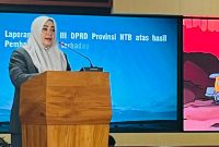 Terlihat Wakil Gubernur NTB Hj. Indah Damayanti Putri saat menghadiri rapat paripurna DPRD NTB terkait pengesahan Raperda Perubahan Perda Pajak Daerah dan Retribusi Daerah yang diproyeksikan menambah PAD hingga Rp160 miliar.