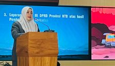 Terlihat Wakil Gubernur NTB Hj. Indah Damayanti Putri saat menghadiri rapat paripurna DPRD NTB terkait pengesahan Raperda Perubahan Perda Pajak Daerah dan Retribusi Daerah yang diproyeksikan menambah PAD hingga Rp160 miliar.