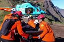 Tim SAR gabungan bersama tenaga medis melakukan proses evakuasi udara terhadap pendaki perempuan asal Malaysia yang mengalami cedera serius di kawasan Pelawangan 2 Gunung Rinjani sebelum diterbangkan ke Denpasar, Bali.