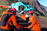 Tim SAR gabungan bersama tenaga medis melakukan proses evakuasi udara terhadap pendaki perempuan asal Malaysia yang mengalami cedera serius di kawasan Pelawangan 2 Gunung Rinjani sebelum diterbangkan ke Denpasar, Bali.