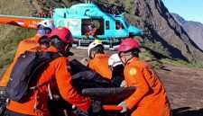 Tim SAR gabungan bersama tenaga medis melakukan proses evakuasi udara terhadap pendaki perempuan asal Malaysia yang mengalami cedera serius di kawasan Pelawangan 2 Gunung Rinjani sebelum diterbangkan ke Denpasar, Bali.