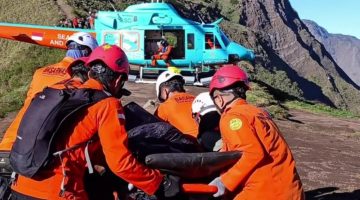 Tim SAR gabungan bersama tenaga medis melakukan proses evakuasi udara terhadap pendaki perempuan asal Malaysia yang mengalami cedera serius di kawasan Pelawangan 2 Gunung Rinjani sebelum diterbangkan ke Denpasar, Bali.