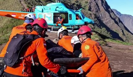 Pendaki perempuan asal Malaysia yang cedera serius di Gunung Rinjani dievakuasi menggunakan helikopter menuju rumah sakit di Bali untuk perawatan medis lanjutan