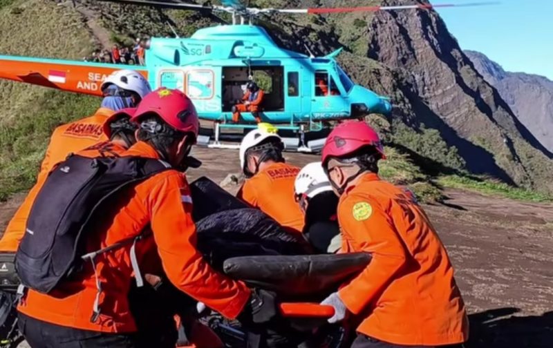 Tim SAR gabungan bersama tenaga medis melakukan proses evakuasi udara terhadap pendaki perempuan asal Malaysia yang mengalami cedera serius di kawasan Pelawangan 2 Gunung Rinjani sebelum diterbangkan ke Denpasar, Bali.