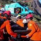 Tim SAR gabungan bersama tenaga medis melakukan proses evakuasi udara terhadap pendaki perempuan asal Malaysia yang mengalami cedera serius di kawasan Pelawangan 2 Gunung Rinjani sebelum diterbangkan ke Denpasar, Bali.
