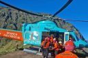 Tim SAR gabungan bersama kru helikopter PT SGi Air Bali melakukan evakuasi medis udara terhadap pendaki perempuan asal Malaysia yang mengalami cedera serius di kawasan Pelawangan 2 Sembalun, Gunung Rinjani, Selasa (26/5/2026).