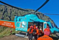 Tim SAR gabungan bersama kru helikopter PT SGi Air Bali melakukan evakuasi medis udara terhadap pendaki perempuan asal Malaysia yang mengalami cedera serius di kawasan Pelawangan 2 Sembalun, Gunung Rinjani, Selasa (26/5/2026).