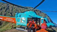 Tim SAR gabungan bersama kru helikopter PT SGi Air Bali melakukan evakuasi medis udara terhadap pendaki perempuan asal Malaysia yang mengalami cedera serius di kawasan Pelawangan 2 Sembalun, Gunung Rinjani, Selasa (26/5/2026).