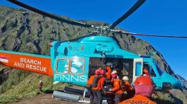 Tim SAR gabungan bersama kru helikopter PT SGi Air Bali melakukan evakuasi medis udara terhadap pendaki perempuan asal Malaysia yang mengalami cedera serius di kawasan Pelawangan 2 Sembalun, Gunung Rinjani, Selasa (26/5/2026).