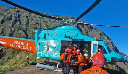 Helikopter PT SGi Air Bali mengevakuasi pendaki perempuan asal Malaysia yang cedera di Gunung Rinjani menuju rumah sakit di Bali.