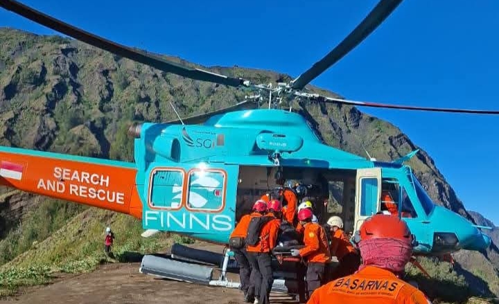 Tim SAR gabungan bersama kru helikopter PT SGi Air Bali melakukan evakuasi medis udara terhadap pendaki perempuan asal Malaysia yang mengalami cedera serius di kawasan Pelawangan 2 Sembalun, Gunung Rinjani, Selasa (26/5/2026).