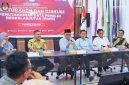 Ketua KPU NTB M. Khuwailid bersama jajaran KPU dan Bawaslu NTB saat menggelar pertemuan silaturahmi dan membahas pemutakhiran data pemilih berkelanjutan serta penguatan konsolidasi demokrasi di Kantor KPU NTB, Mataram.