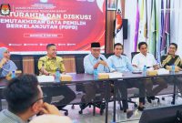 Ketua KPU NTB M. Khuwailid bersama jajaran KPU dan Bawaslu NTB saat menggelar pertemuan silaturahmi dan membahas pemutakhiran data pemilih berkelanjutan serta penguatan konsolidasi demokrasi di Kantor KPU NTB, Mataram.