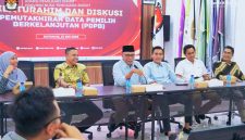 Ketua KPU NTB M. Khuwailid bersama jajaran KPU dan Bawaslu NTB saat menggelar pertemuan silaturahmi dan membahas pemutakhiran data pemilih berkelanjutan serta penguatan konsolidasi demokrasi di Kantor KPU NTB, Mataram.