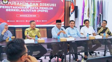 Ketua KPU NTB M. Khuwailid bersama jajaran KPU dan Bawaslu NTB saat menggelar pertemuan silaturahmi dan membahas pemutakhiran data pemilih berkelanjutan serta penguatan konsolidasi demokrasi di Kantor KPU NTB, Mataram.
