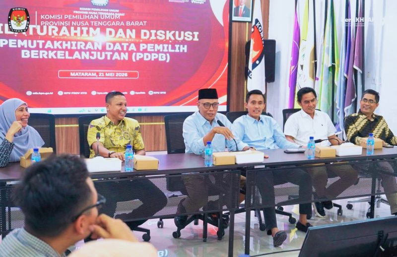 Ketua KPU NTB M. Khuwailid bersama jajaran KPU dan Bawaslu NTB saat menggelar pertemuan silaturahmi dan membahas pemutakhiran data pemilih berkelanjutan serta penguatan konsolidasi demokrasi di Kantor KPU NTB, Mataram.