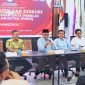 Ketua KPU NTB M. Khuwailid bersama jajaran KPU dan Bawaslu NTB saat menggelar pertemuan silaturahmi dan membahas pemutakhiran data pemilih berkelanjutan serta penguatan konsolidasi demokrasi di Kantor KPU NTB, Mataram.