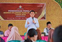 Ketua Divisi Sosialisasi Pendidikan Pemilih Partisipasi Masyarakat dan SDM KPU NTB Agus Hilman bersama jajaran KPU saat memberikan pendidikan pemilih kepada kelompok rentan di Desa Sesela, Kecamatan Gunungsari, Lombok Barat.