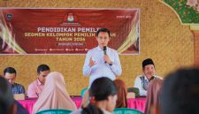 Ketua Divisi Sosialisasi Pendidikan Pemilih Partisipasi Masyarakat dan SDM KPU NTB Agus Hilman bersama jajaran KPU saat memberikan pendidikan pemilih kepada kelompok rentan di Desa Sesela, Kecamatan Gunungsari, Lombok Barat.