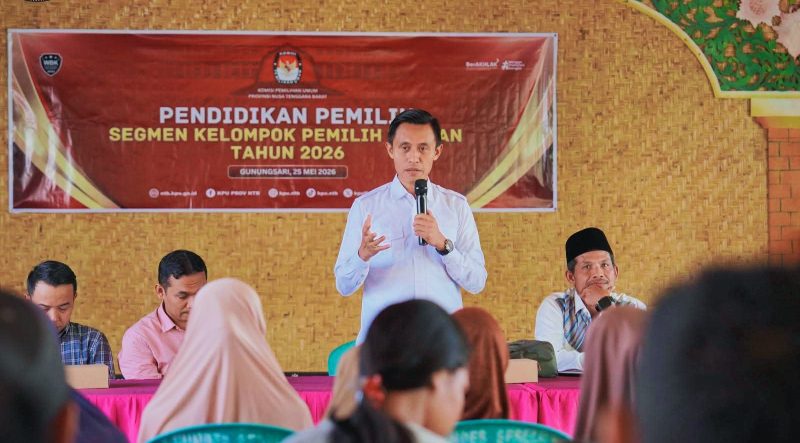 Ketua Divisi Sosialisasi Pendidikan Pemilih Partisipasi Masyarakat dan SDM KPU NTB Agus Hilman bersama jajaran KPU saat memberikan pendidikan pemilih kepada kelompok rentan di Desa Sesela, Kecamatan Gunungsari, Lombok Barat.