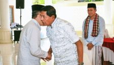Terlihat suasana hangat dan penuh keakraban antara pimpinan daerah Kabupaten Lombok Timur dalam momentum halal bihalal Idul Adha yang mendapat apresiasi dari BAPERA Lombok Timur karena dinilai mencerminkan harmoni kepemimpinan dan kebersamaan dalam membangun daerah.