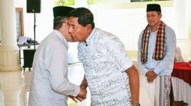 Terlihat suasana hangat dan penuh keakraban antara pimpinan daerah Kabupaten Lombok Timur dalam momentum halal bihalal Idul Adha yang mendapat apresiasi dari BAPERA Lombok Timur karena dinilai mencerminkan harmoni kepemimpinan dan kebersamaan dalam membangun daerah.