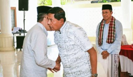 Suasana halal bihalal Idul Adha di Lombok Timur yang memperlihatkan keharmonisan antara Bupati, Wakil Bupati, dan Sekda serta mendapat apresiasi dari BAPERA Lombok Timur.