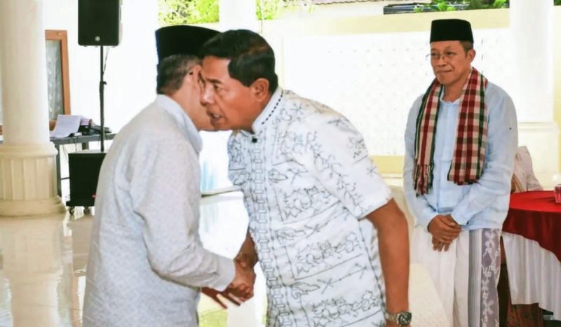 Terlihat suasana hangat dan penuh keakraban antara pimpinan daerah Kabupaten Lombok Timur dalam momentum halal bihalal Idul Adha yang mendapat apresiasi dari BAPERA Lombok Timur karena dinilai mencerminkan harmoni kepemimpinan dan kebersamaan dalam membangun daerah.