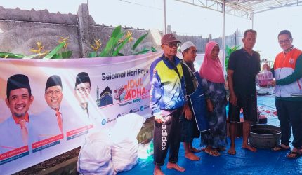 Ketua DPW PKS NTB Uhibbussa Adi bersama kader PKS saat penyembelihan 193 hewan kurban dan distribusi 2.000 paket daging kurban untuk masyarakat NTB pada Idul Adha 1447 Hijriah.