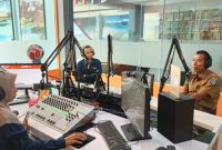 Kepala Bidang Pembinaan Koperasi Diskop UKM NTB Rahmadin saat menjadi narasumber Dialog Interaktif RRI Mataram terkait progres pembangunan Koperasi Desa/Kelurahan Merah Putih (KDKMP) di Nusa Tenggara Barat.