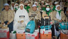 Sekda NTB Abul Chair menyambut dan menerima secara resmi kedatangan 393 jamaah haji Kloter 1 asal Kabupaten Lombok Timur di Aula Bir Ali II Asrama Haji Lombok, Selasa (2/6/2026).