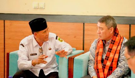 Bupati Sumbawa Syarafuddin Jarot menerima kunjungan Duta Besar Kazakhstan dan menawarkan kerja sama susu kuda liar serta industri garam Sumbawa.