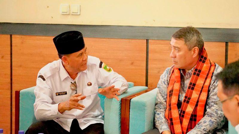 Bupati Sumbawa Ir. H. Syarafuddin Jarot, M.P., bersama jajaran Pemerintah Kabupaten Sumbawa menyambut Duta Besar Republik Kazakhstan untuk Indonesia, H.E. Serzhan Abdykarimov, saat kunjungan kerja di Kabupaten Sumbawa, Rabu (3/6/2026).
