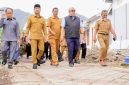 Fahri Hamzah didampingi Bupati Dompu, jajaran Organisasi Perangkat Daerah (OPD) Kabupaten Dompu, serta perwakilan Pemerintah Provinsi NTB saat menuju lokasi peresmian hasil Program DAK Pengentasan Permukiman Kumuh Terpadu (PPKT) Kawasan Dorokarama II Segmen I Tahun 2025 di Desa Soro, Kecamatan Kempo, Kabupaten Dompu.